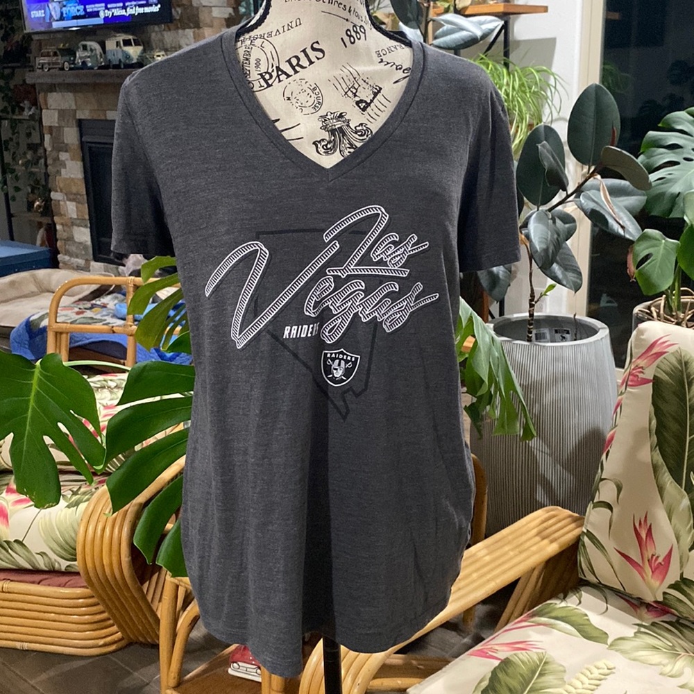 LAS VEGAS RAIDERS NFL VNECK TSHIRT SIZE LARGE